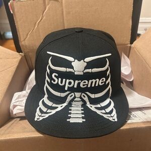 [NEW] Supreme/ New Era skeleton fitted (7-1/4) [NEVER WORN, ALL TAGS, OG BOX]
